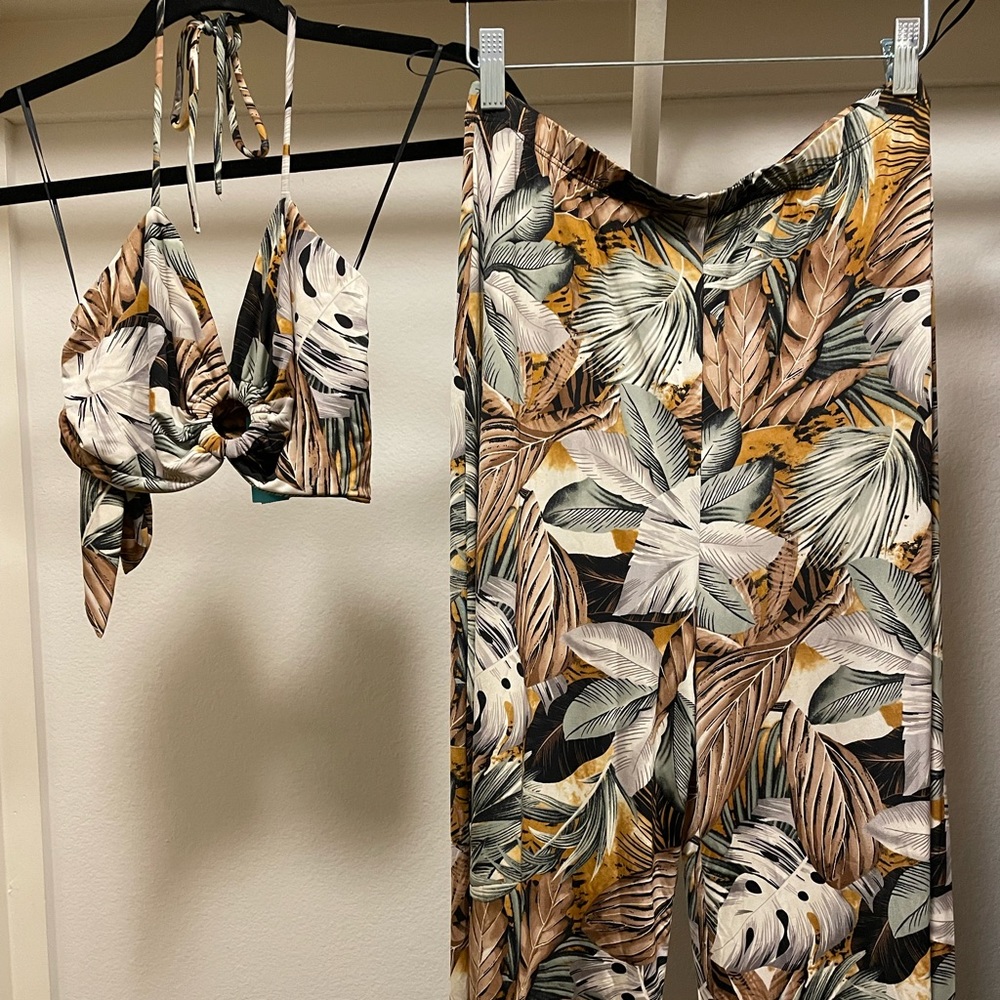 Floral 2 piece Set - Tie back crop halter top and wide leg pants - size L